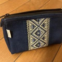 刺繍入りネイビーポーチ　藍色