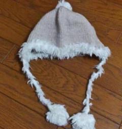 ベージュ ポンポン付き耳あて帽子