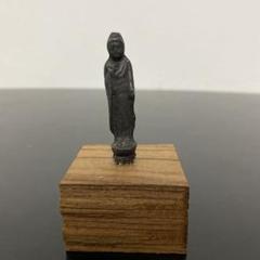 仏教美術 鎌倉時代 古銅 阿弥陀如来像 仏像 鎌倉時代の古銅阿弥陀如来立像です。 その顔は、光の当たる角度