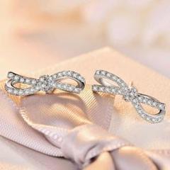スワロフスキーCZ スタッドピアス シルバー925 銀製 リボン