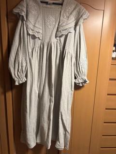 刺繍付きグレーのロングワンピースのサムネイル