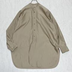 『BACCA バッカ』コットンバックサテン スタンドカラーロングシャツ カーキのサムネイル