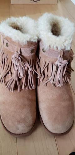 店内商品がすべてレジにて半額！！ UGG ファーパンプス美品ピンク25センチほぼ未使用アグ本日特価！ 靴