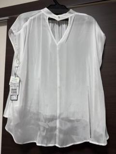 【新品・未使用】オフホワイト シフォン ノースリーブシャツ トップス　ベーセッツのサムネイル