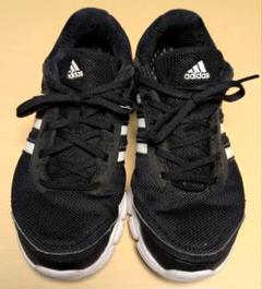 adidas 黒 シューズ 3本ラインデザイン