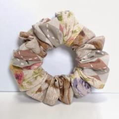 ベージュ系　シュシュ　ハンドメイド　シンプル