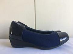 極美品◎fitfit フィットフィット パテントコンビパンプス 撥水 22 紺のサムネイル