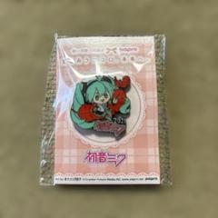 初音ミク 赤い羽根共同募金 缶バッジ 2019 piapro×赤い羽根 初音ミクイラストパネル展」明日より開催