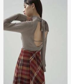 極美品　SNIDEL スナイデル バックオープンシアーニットプルオーバー SNIDEL（スナイデル）の「バックオープンシアーニットプル