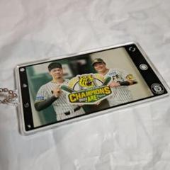 阪神タイガース 佐藤輝明 小野寺暖 2023 CS優勝 スマホ型アクリルチャームのサムネイル