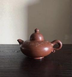 中国茶器 宜興原鉱紫砂茶壺 煎茶道具 木製骨董急須台付 未使用時代物 在銘 中国茶器 宜興 紫砂壷 四方兵書壺茶壺 煎茶道具 置物 美術品