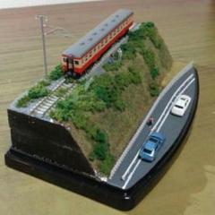 鉄道模型　Nゲージ　ジオラマ　住宅街を走る電車の風景　クリアケース付 鉄道模型 Nゲージ ジオラマ 住宅街を走る電車の風景 クリア