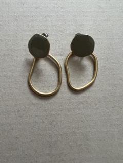 オリーブグリーン ゴールド アシンメトリックピアス