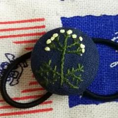 刺繍 ディルの花❀くるみボタン ヘアゴム ハンドメイド