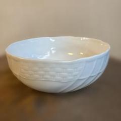 新品未使用品　白い陶器製の編み目模様ボウル　　直径20㌢×9㌢