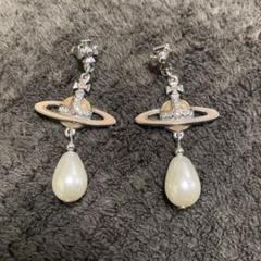 ヴィヴィアンエナメルバスレリーフドロップピアス