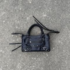 Y2Kテイスト【Blumarine】ブルマリン レザー ミニハンドバッグ Blumarine レザー ハンドバッグ | ブラック | FARFETCH JP
