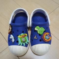 キャラクター付き青いベビーサンダル