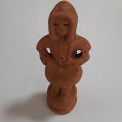 陶土製のオレンジ色人形