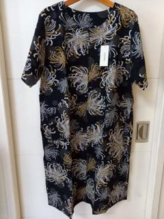 新品未使用タグ付き　サロンジェの花柄 半袖ロングワンピース 黒