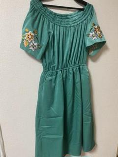 ミリオンカラッツ緑色オフショルダー花柄刺繍ワンピース