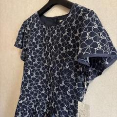 ネイビーの花柄ワンピース刺繍