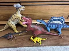 恐竜フィギュアセット（スピノサウルス、ティラノサウルス）