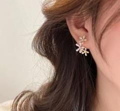 ゴールド　白　ピアス　花　上品　韓国　可愛い　リゾート