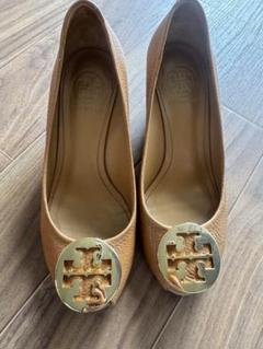 Tory Burch ベージュ ロゴ付きパンプス
