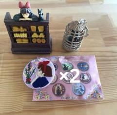 魔女の宅急便カードスタンドどこでもお店番　刺繍缶バッチキキ　ジジキーホルダー