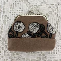 ミナペルホネン　ハンドメイド　がま口　お財布ショルダー希少moorii カメリア 小さながま口財布＊mina perhonen 小花の刺繍が可愛いミナ
