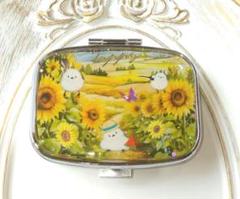 1319)シマエナガと梅の花のピルケースです ハンドメイド レジン