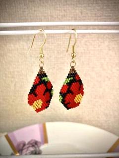 ビーズ刺繍 赤と黒の花柄ピアス
