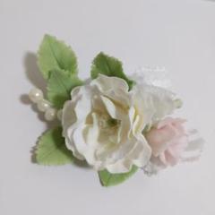 【新品】バラのコサージュ　ホワイトピンク　パール装飾　樹脂粘土　ハンドメイド