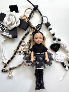 バービー チェルシー じゃらじゃらキーホルダー ブラック 韓国 バービーキーホルダー チェルシー CHANEL - メルカリ