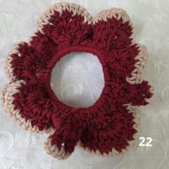深み（ワインレッド）とベージュの花びらシュシュ