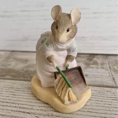 掃除をするハンカマンカ ミニフィギュリン ピーターラビット 置物