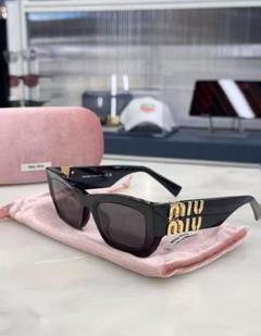 MIUMIU サングラス　ミュウミュウ　miumiu SMU19G サイドロゴ入 グレーレンズ ミュウミュウ ロゴ サングラス | Miu Miu