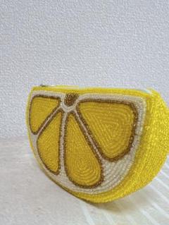 ビーズ刺繍ポーチ　レモンスライス　半月型ミニポーチ　ハンドメイド　果物モチーフ