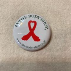 バッジ　the  body  shop レッド　リボン バッジthe body shop レッドリボン