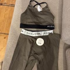 新品入荷 ヨガウェア STAM ALEXIA セット メルカリ - オリーブグリーン M ヨガ・ピラティス