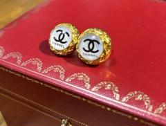 美品‼️✨【CHANEL】シャネルロゴ入り ゴールドピアス　キャッチパールのサムネイル