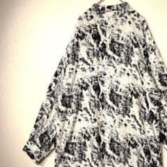 ノーカラー　ホワイトブラック抽象パターン　オーバーサイズシャツ　ゆるダボ　白黒
