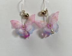 ハンドメイド　ピンクとブルーの蝶々のピアス
