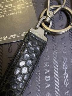付属品完備　ブラック　PRADA キーリング　蛇革　パイソン 付属品完備 ブラック PRADA キーリング 蛇革 パイソン - メルカリ