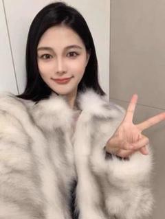 高級感のある素材で、肌触りも抜群のホワイトファーコート