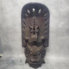 東南アジア系　魔除けの木製彫刻　縦64cm 厚さ9cm、橫44cm 東南アジア系 魔除けの木製彫刻 縦64cm 厚さ9cm、橫44cm