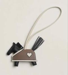 あらゆるバックに合う ブラックカラー Hermes ロデオチャーム PM 2025年最新】エルメス ロデオ pmの人気アイテム - メルカリ