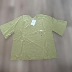 ユニクロ　薄い緑色のVネック３D KNIT半袖