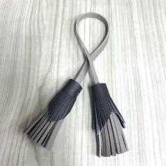 2トーンのダブルタッセルチャーム本革グレー